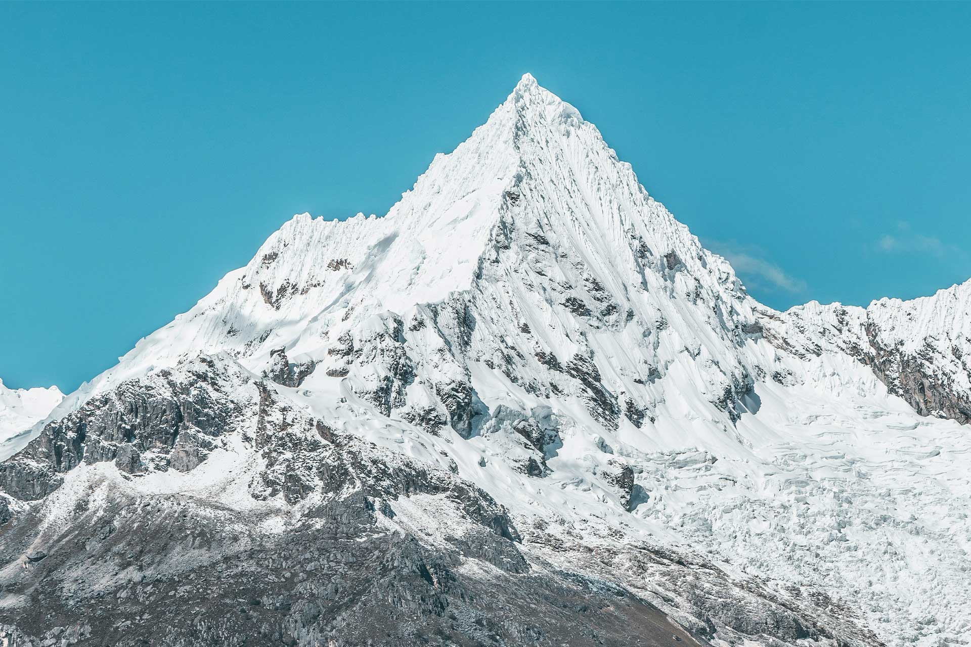 Guías de montaña escalando el Nevado Artesonraju en la Cordillera Blanca, Perú