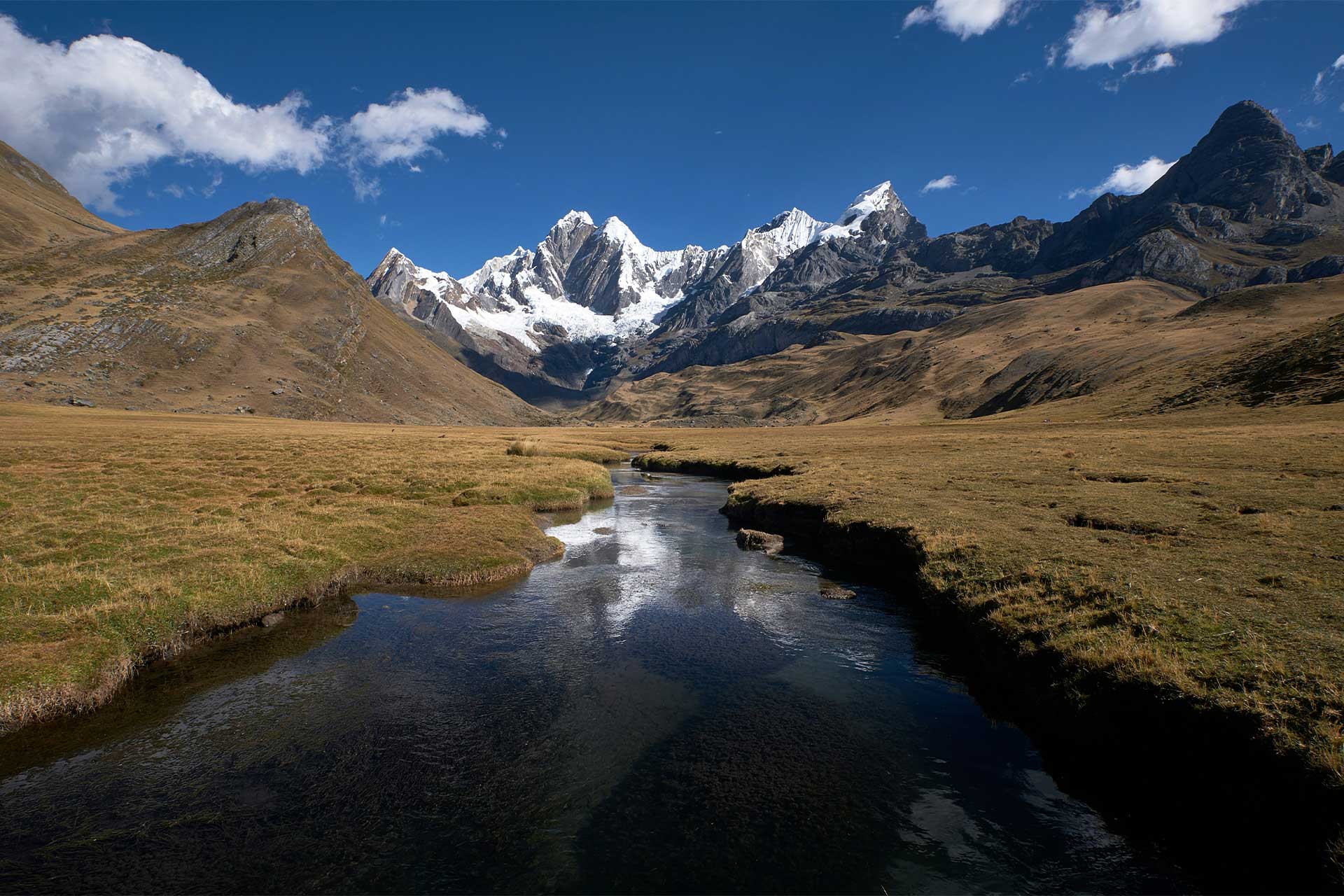 Paisaje de trekking en la Cordillera Huayhuash en Perú con Paramount Explorer